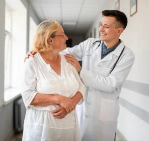 Médico sorridente em consulta acolhedora com paciente idosa em clínica de saúde