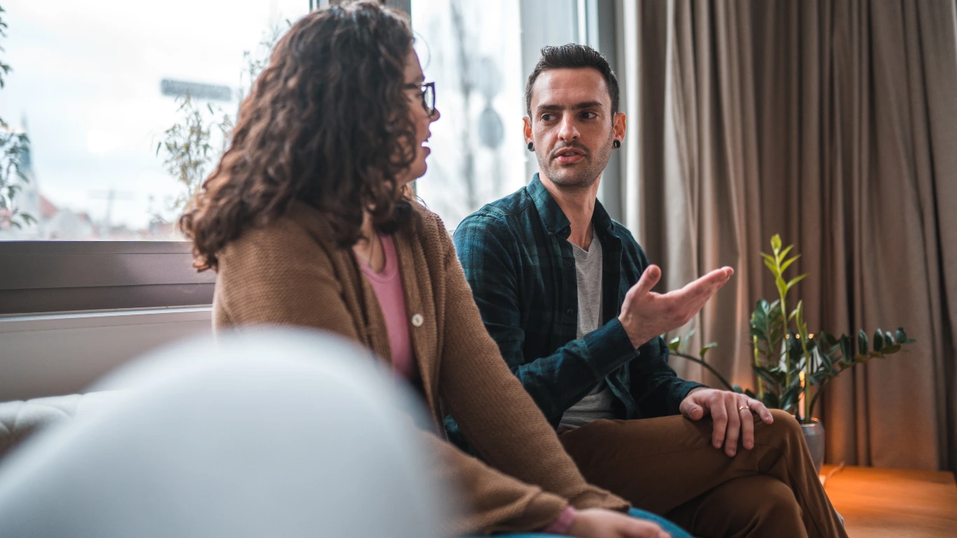 Médico apresentando plano de tratamento em prancheta durante consulta com paciente.