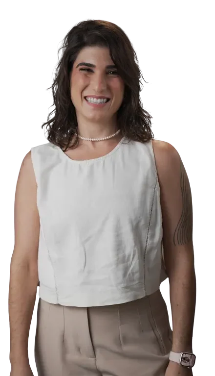 Foto da Dra. Manuela Chianca sorrindo, usando blusa clara e calça bege, em imagem profissional para o site de sua clínica em Brasília-DF.