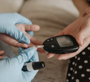 Exame de glicemia sendo realizado para controle de diabetes.