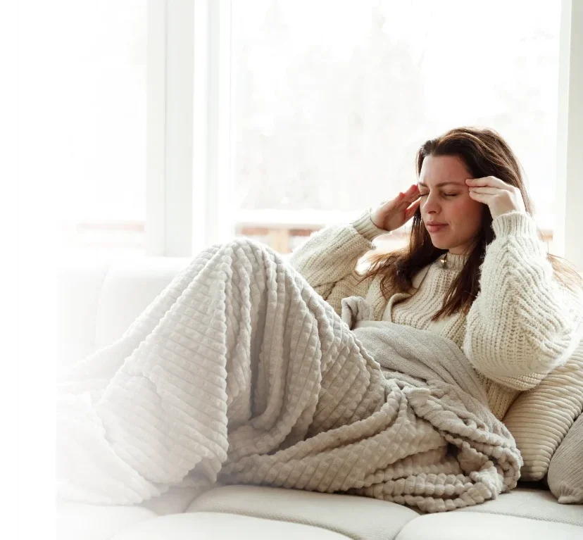 mulher deitada com dor de cabeça